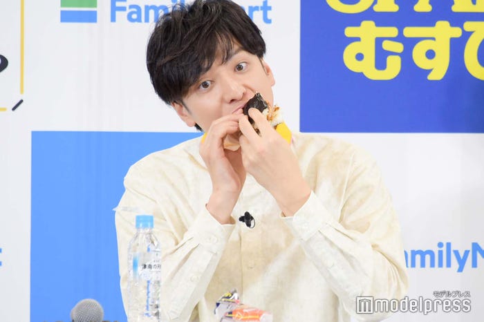 おむすびを食べる生田斗真(C)モデルプレス