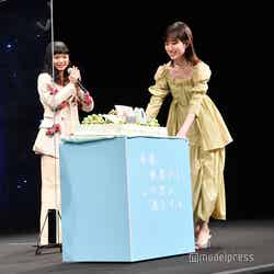 道枝駿佑へのバースデーケーキをサプライズで運ぶ福本莉子（C）モデルプレス