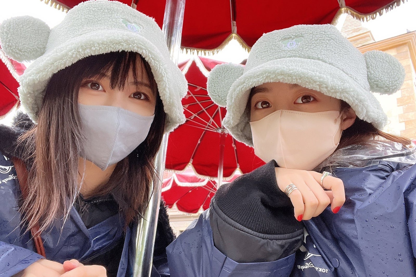 浜辺美波＆橋本環奈、初の“雨ディズニー”満喫「冴えてる」やりとりにも注目集まる