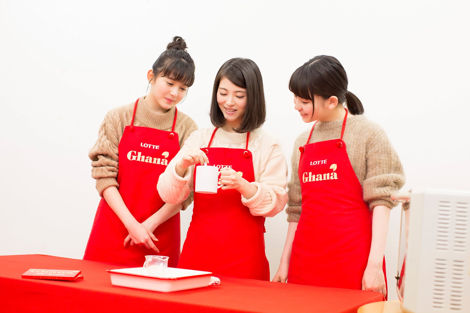 （左から）久間田琳加、浜辺美波、山田杏奈／新CMメイキングカット（提供画像）