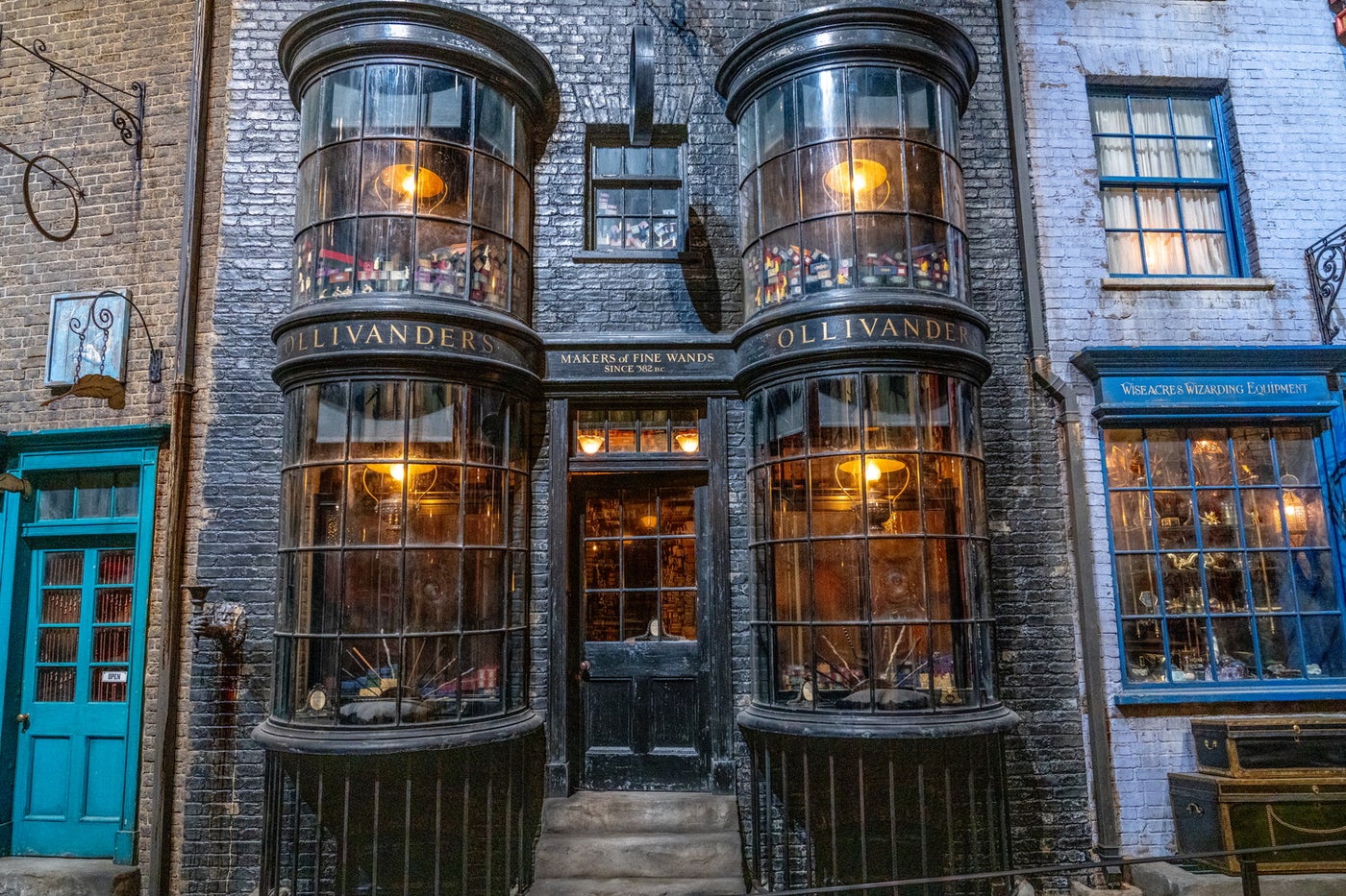 オリバンダーの杖店／‘Wizarding World’ and all related names, characters and indicia are trademarks of and （C） Warner Bros. Entertainment Inc. – Wizarding World publishing rights （C） J.K. Rowling.