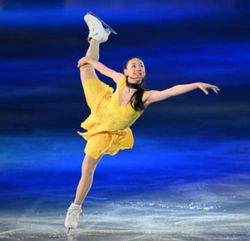 16歳の新星・岡万佑子は鮮やか黄色ノースリーブ衣装でしっとり 長い手足、柔軟性生かし観客魅了 世界ジュニア代表