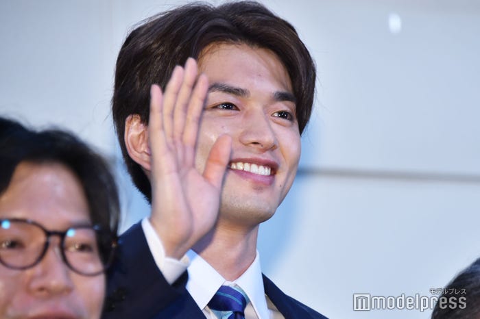 会見中、共演者へのツッコみが冴え渡っていた白洲迅(C)モデルプレス