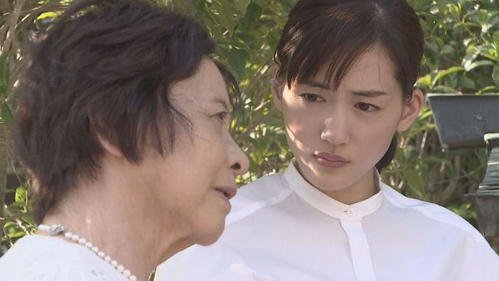 二日市保養所の跡地で話を聞く綾瀬はるか(右)(C)TBS