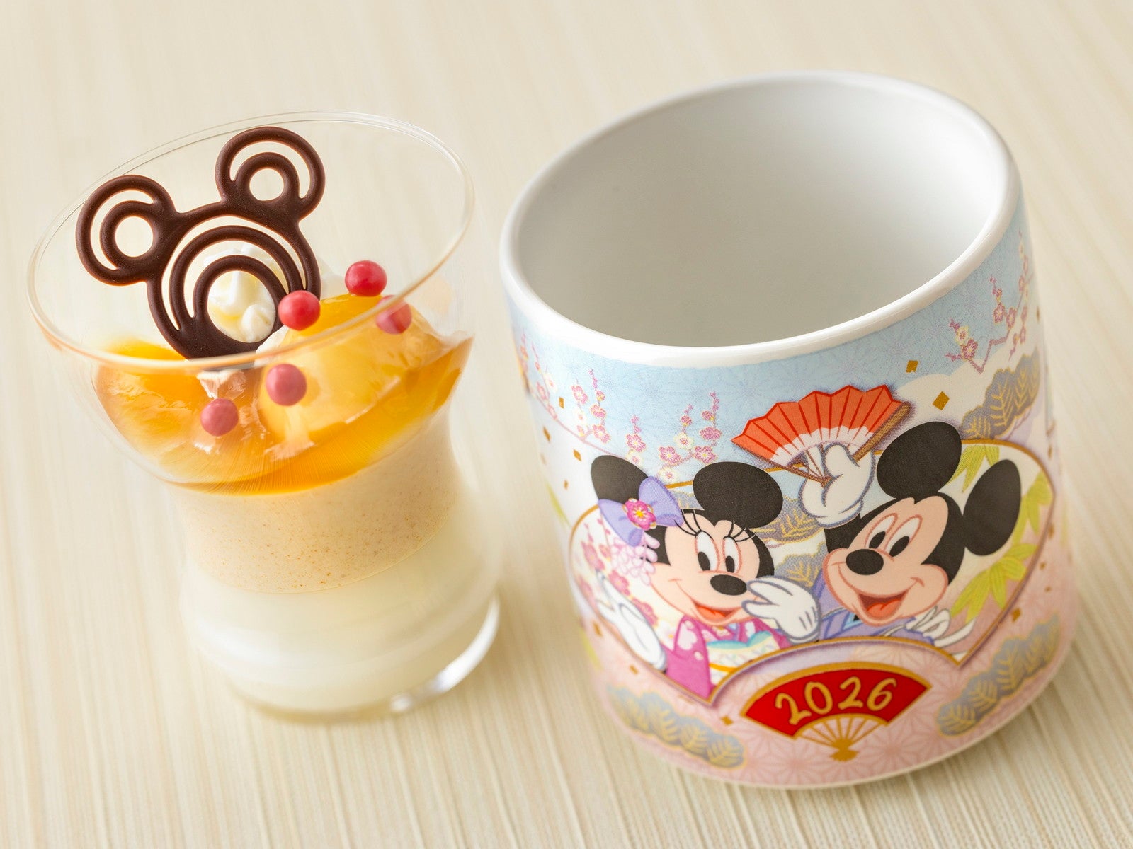 湯吞み形のスーベニアカップ付きデザート（C）Disney