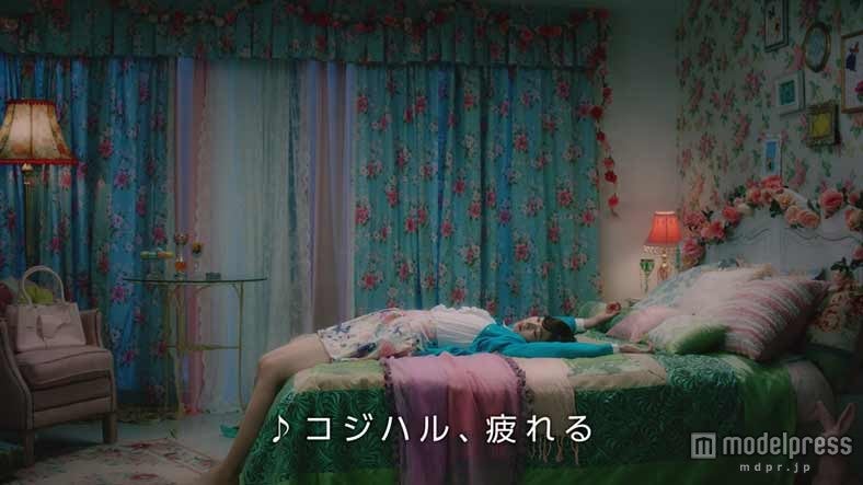 小嶋陽菜／TVCM「コジハル、はたらく」篇より