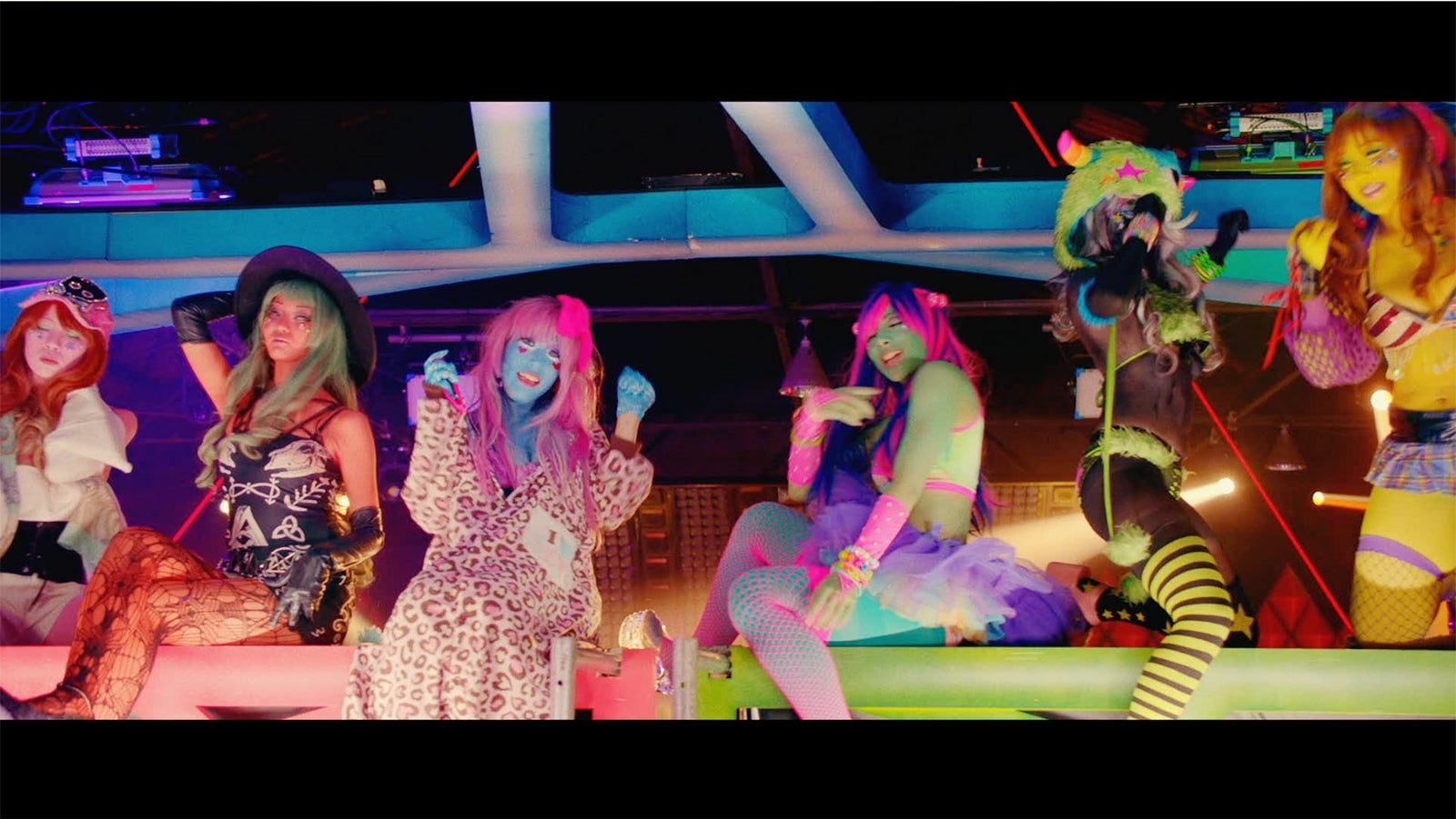 話題の“異色肌ギャル”、GENERATIONS新曲MVで存在感放つ