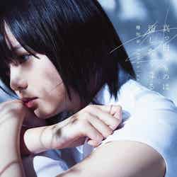 欅坂46「真っ白なものは汚したくなる」初回仕様限定盤 Type-A （提供画像） 欅坂46「エキセントリック」MVより（提供画像）