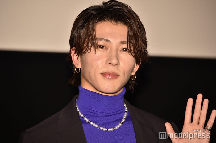 青山一郎役なので青の衣装で登場した末澤誠也(C)モデルプレス