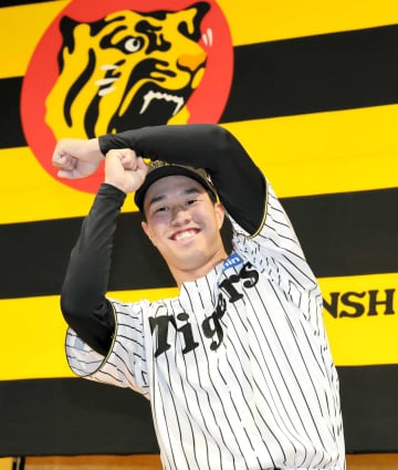 阪神・ドラ3岡城 プロでも「Tポーズ」！筑波大→タイガース「塁上でしたい」 目標は1番・センター、目指す打倒近本
