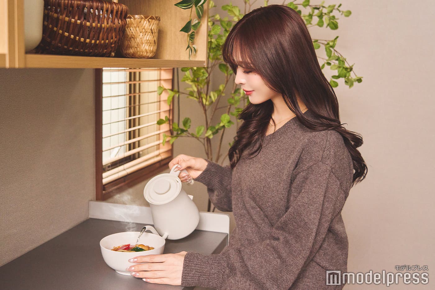 熱湯を注ぎます。(C)モデルプレス