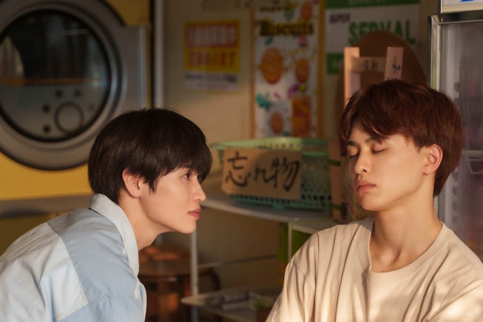 西垣匠、草川拓弥(C)缶爪さわ・椿ゆず/KADOKAWA/「みなと商事コインランドリー2」製作委員会