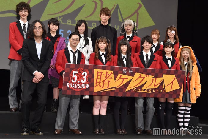 (前列左より)英勉監督、矢本悠馬、森川葵、浜辺美波、高杉真宙、松田るか、三戸なつめ(後列左より)小野寺晃良、伊藤万理華、福原遥、宮沢氷魚、池田エライザ、中村ゆりか、柳美稀 (C)モデルプレス