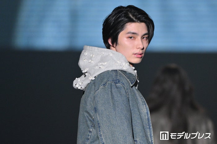 「虎に翼」話題の本田響矢、穴開きフーディ着こなし 儚い視線で歓声誘う【TGCしずおか2025】