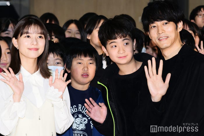 小学校に訪れた芳根京子、松坂桃李(C)モデルプレス