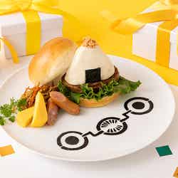 【狗巻棘】呪言師の「ツナマヨ」バーガー 税込1,890円(C)芥見下々/集英社・呪術廻戦製作委員会