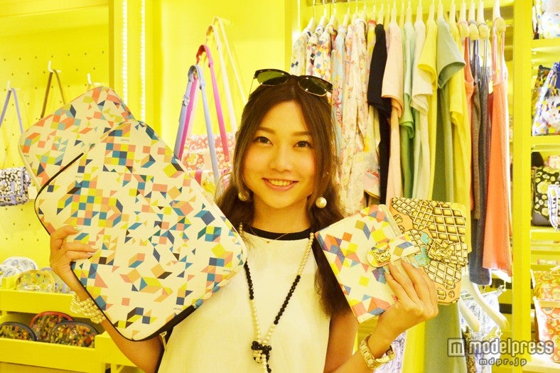 PCケース、手帳カバー、文房具など色々な雑貨が揃う／モデル：百々さおり