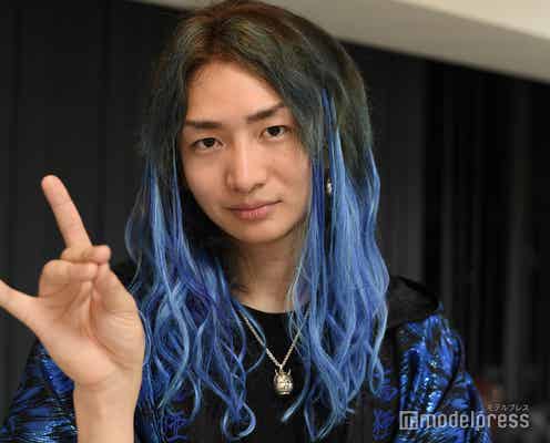 レペゼンDJ社長、母親との2ショット公開「そっくり」「とっても綺麗」の声 世界的アーティストとの交流も