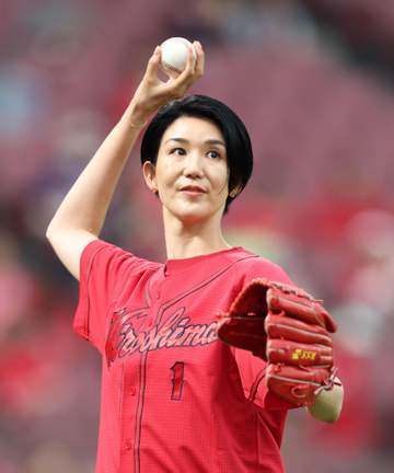 プリンセス・メグこと栗原恵さんが始球式 お見事ノーバン投球に笑顔