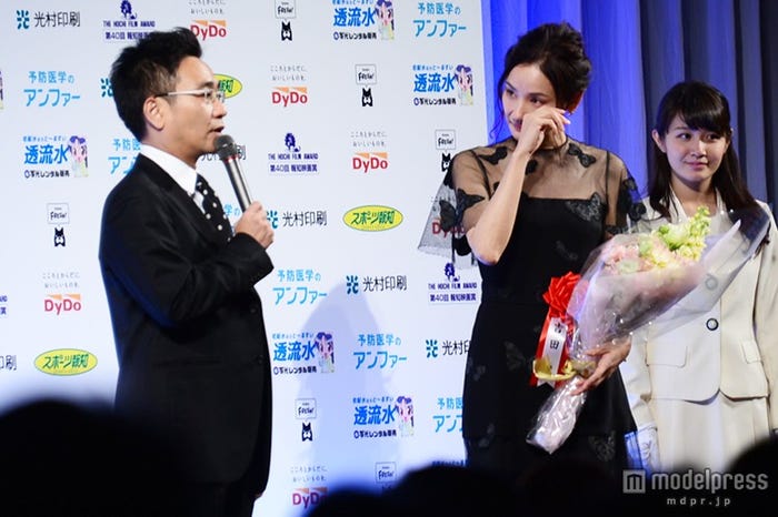 八嶋智人(左)の言葉に涙する吉田羊(右)