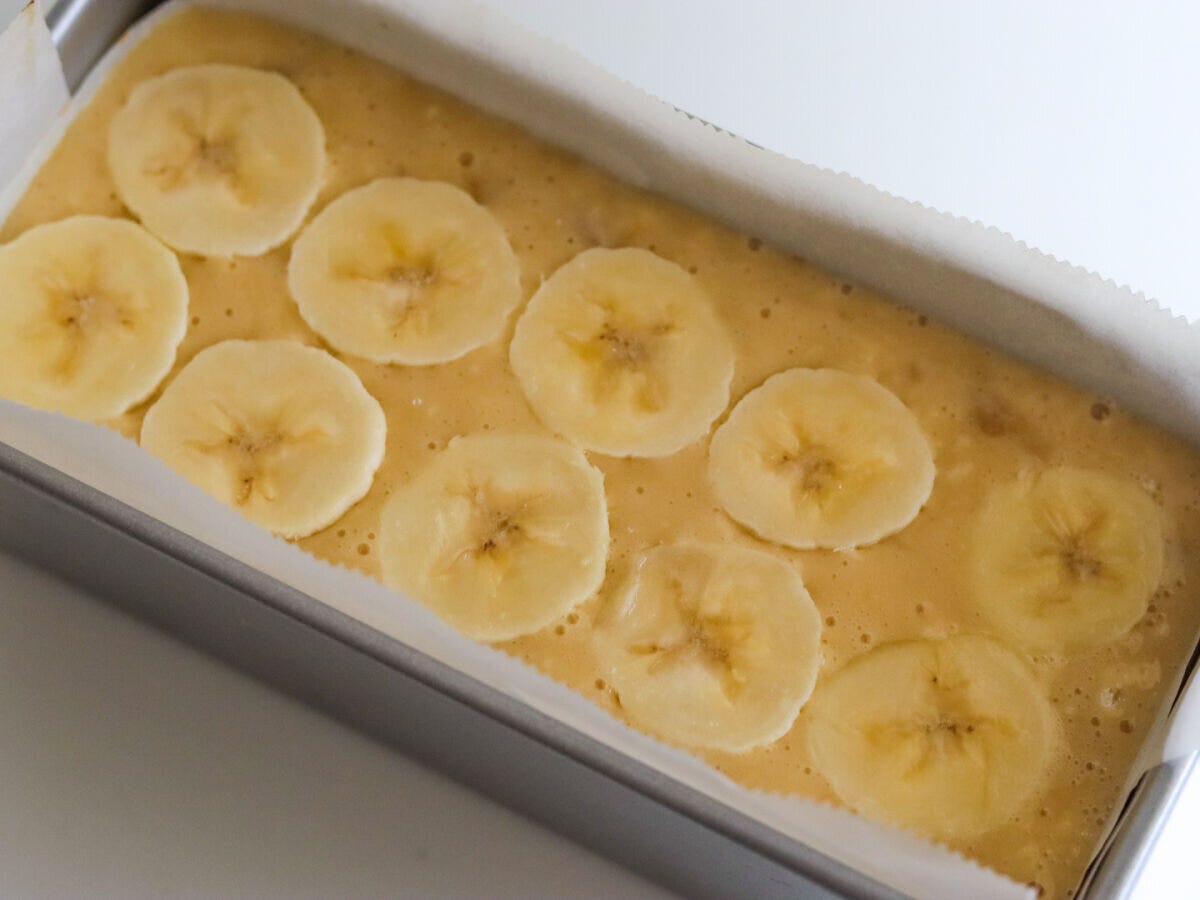 型に流した生地の上に輪切りバナナを並べた焼く前の状態