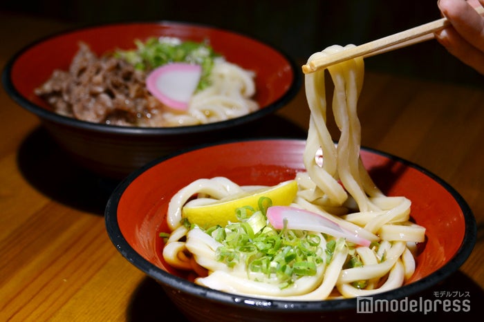 シンプルなぶっかけから肉うどんまで様々(C)モデルプレス