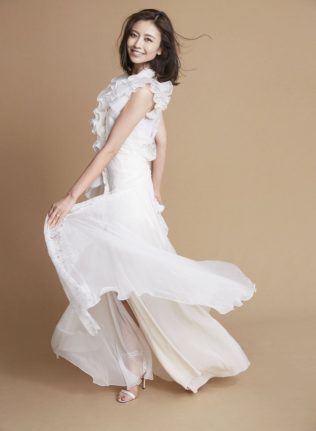 片瀬那奈、大胆カットでオトナのドレス姿 結婚への本音も告白 - モデルプレス