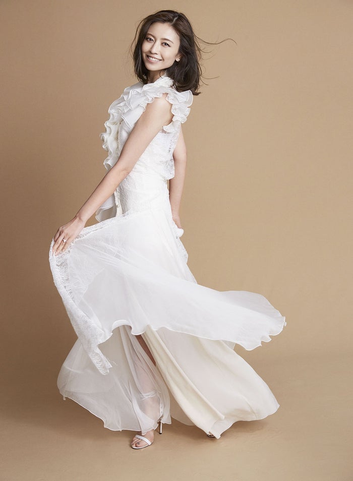 片瀬那奈 大胆カットでオトナのドレス姿 結婚への本音も告白 モデルプレス