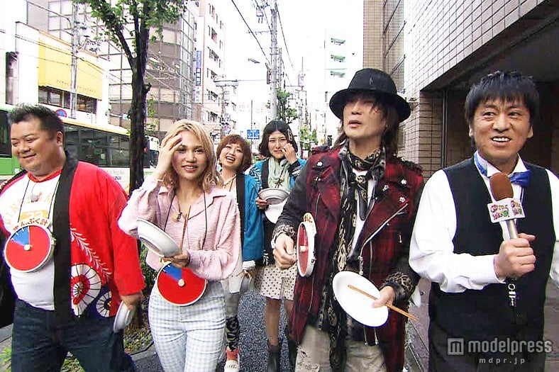 ここでしか食べられないグルメを食べつくす（左から2番目）水沢アリー（C)テレビ東京