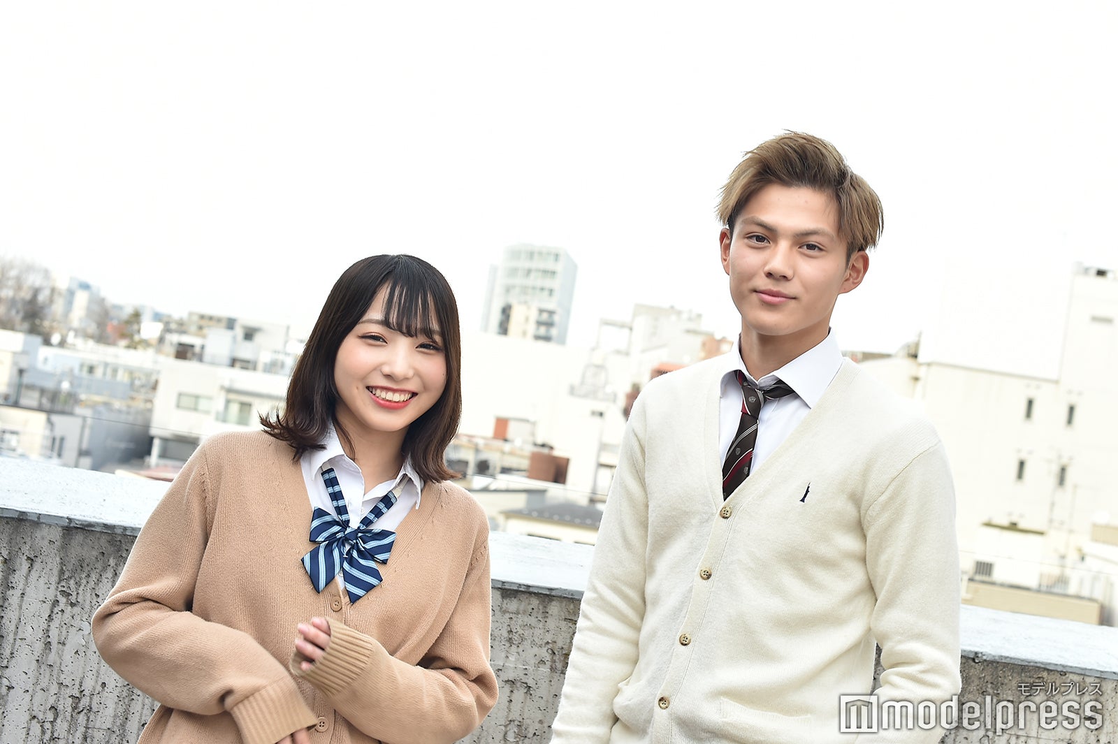 ポーズのリクエストに照れて中断する場面も／ゆいな（中野ゆいな）、ひろよし（簡宏嘉）（C）モデルプレス