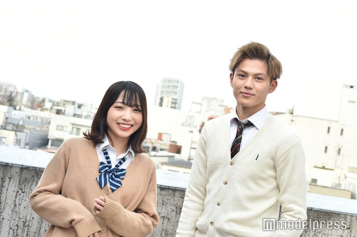 ポーズのリクエストに照れて中断する場面も/ゆいな(中野ゆいな)、ひろよし(簡宏嘉)(C)モデルプレス