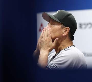 痛恨連敗の巨人・橋上監督代行「うーん」10秒沈黙 0-1完封負けを反省「もうちょっと的確な指示が与えられたら」