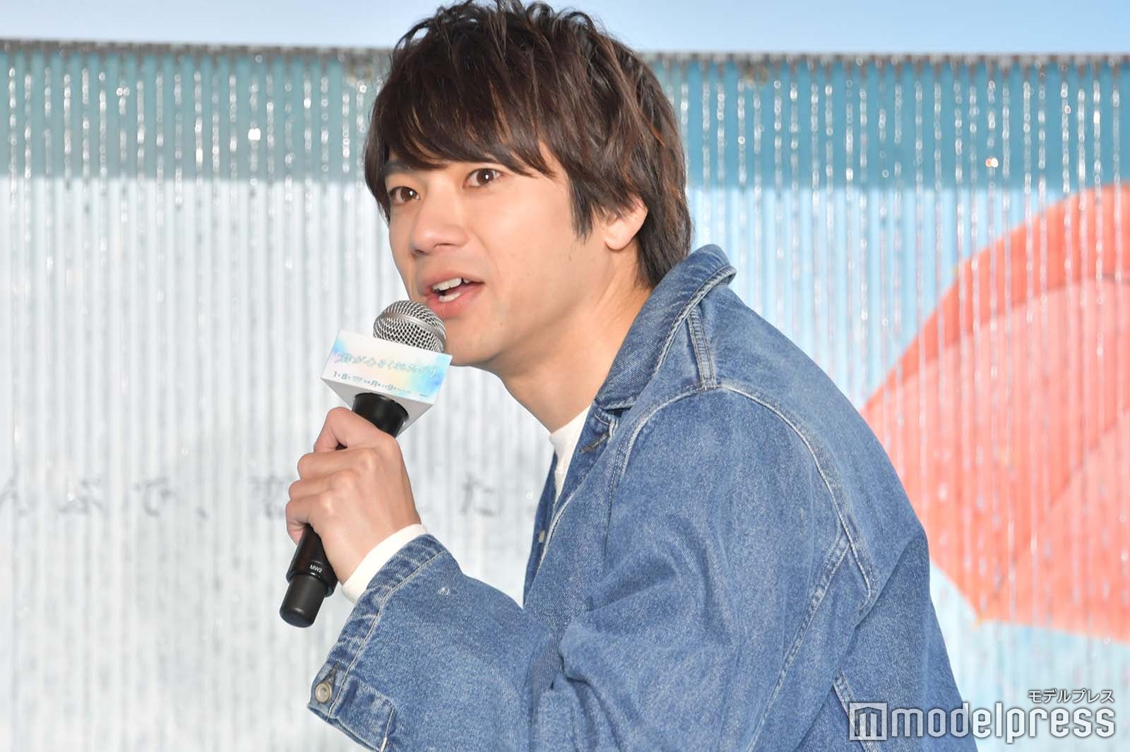 雨の演出にツッコむ山田裕貴（C）モデルプレス