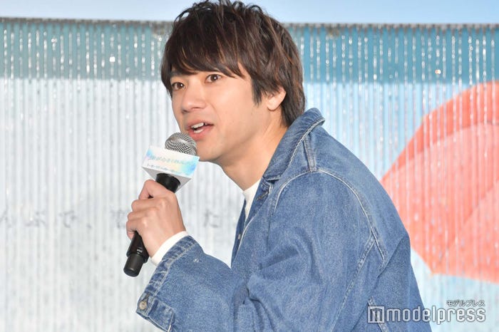 雨の演出にツッコむ山田裕貴(C)モデルプレス