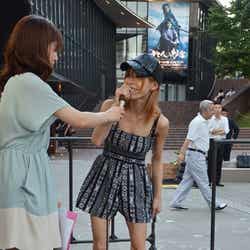 「男を落とす勝負服」川端かなこ/トライバル柄オールインワン、キャップ、サンダルすべて黒で揃え、クールな魅力を演出