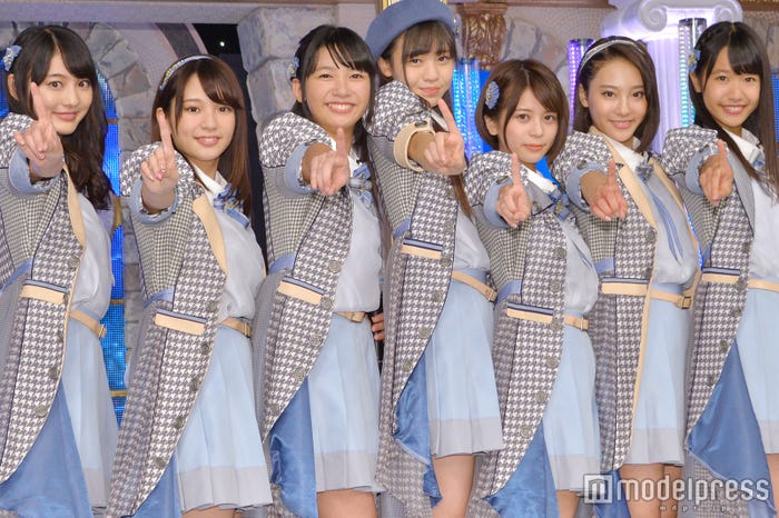 (左から)古賀哉子、長月翠、大石夏摘、阿部菜々実、吉崎綾、安田愛里、鈴木遥夏 (C)モデルプレス
