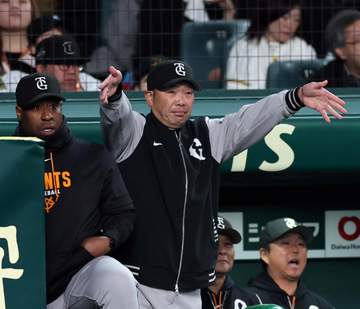 巨人・阿部監督が苦笑い 平山ひとりで連続リクエストの珍事 1度目は成功、2度目のけん制アウトは覆らず