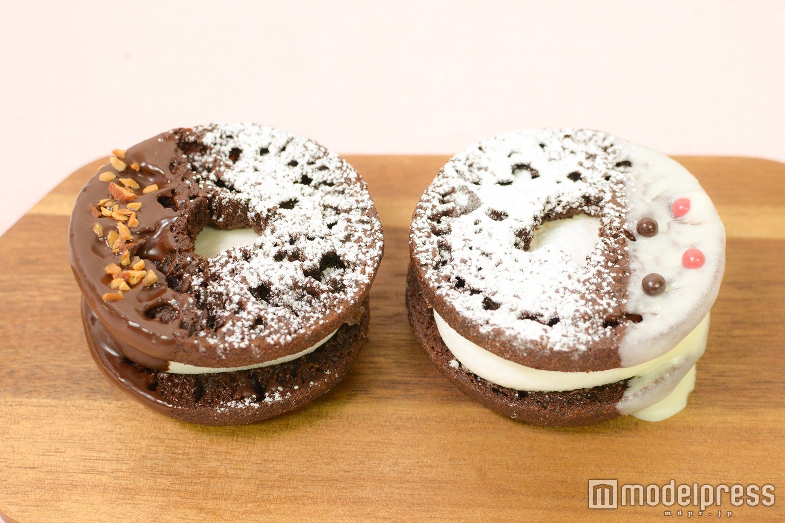 （左から）焼きマシュマロチョコレート チョコアーモンドスノー、焼きマシュマロチョコレート ホワイト（C）モデルプレス