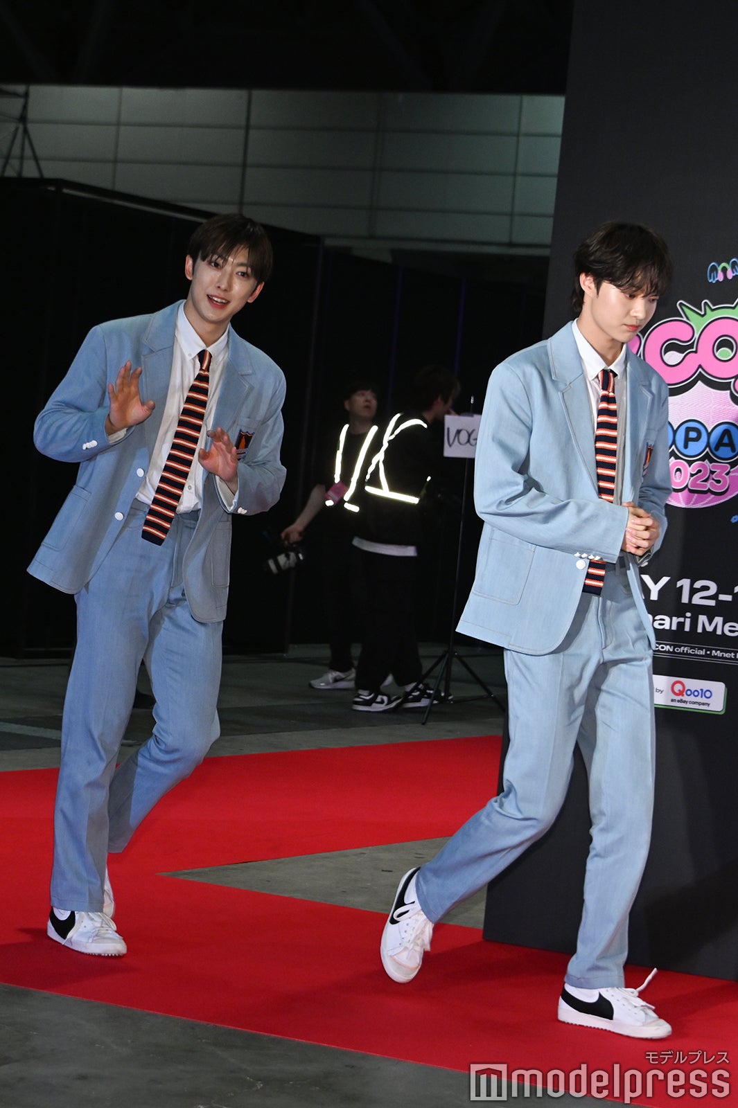 笑顔で登壇するFUMA、EJ （C）モデルプレス