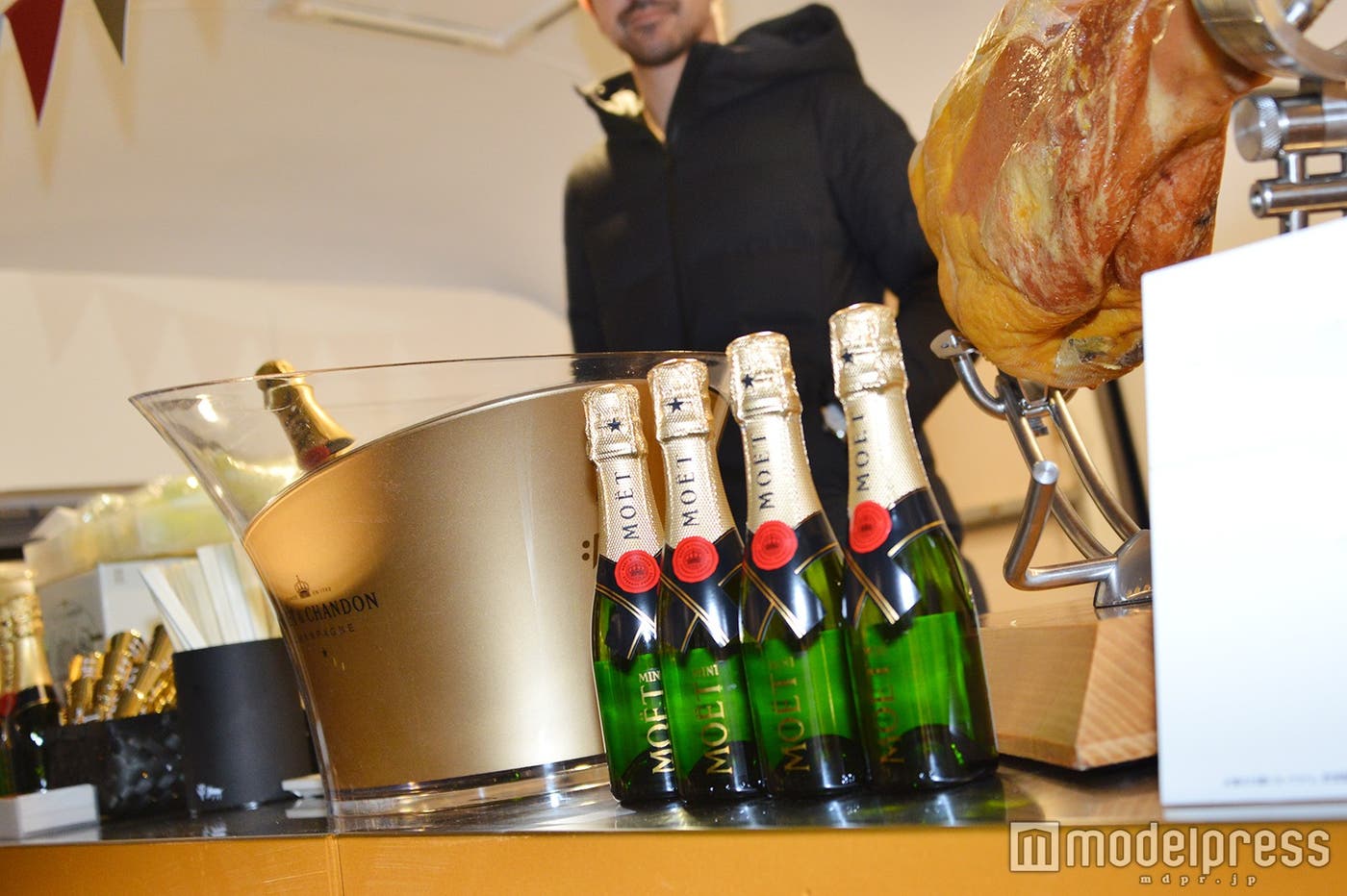 夜空の下でシャンパン&グルメを堪能 (C)モデルプレス