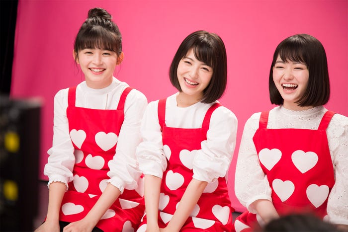 (左から)久間田琳加、浜辺美波、山田杏奈/メイキングカットより(提供画像)
