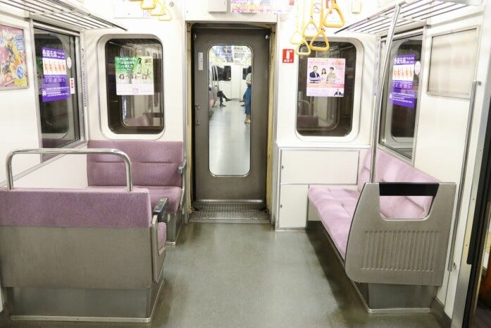 6300形の車端部にあるボックス席