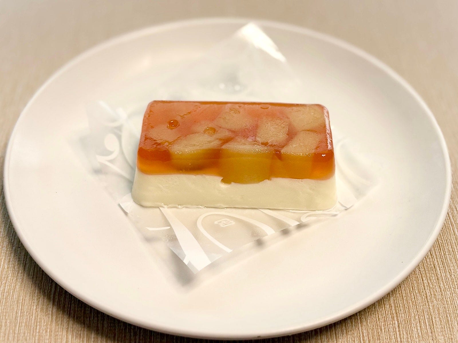 「桃のレアチーズケーキ」279円（税込） 