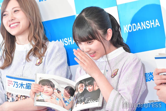 乃木坂46 サッカーw杯に熱狂で寝不足 白石麻衣 秋元真夏ら 本田圭佑選手で話題の 敬礼ポーズ 披露 モデルプレス 乃木坂46 サッカーw杯に熱狂で寝不足 白石麻衣 秋元真夏ら 本田圭佑選手で話題の 敬礼ポーズ 披露 モデルプレス