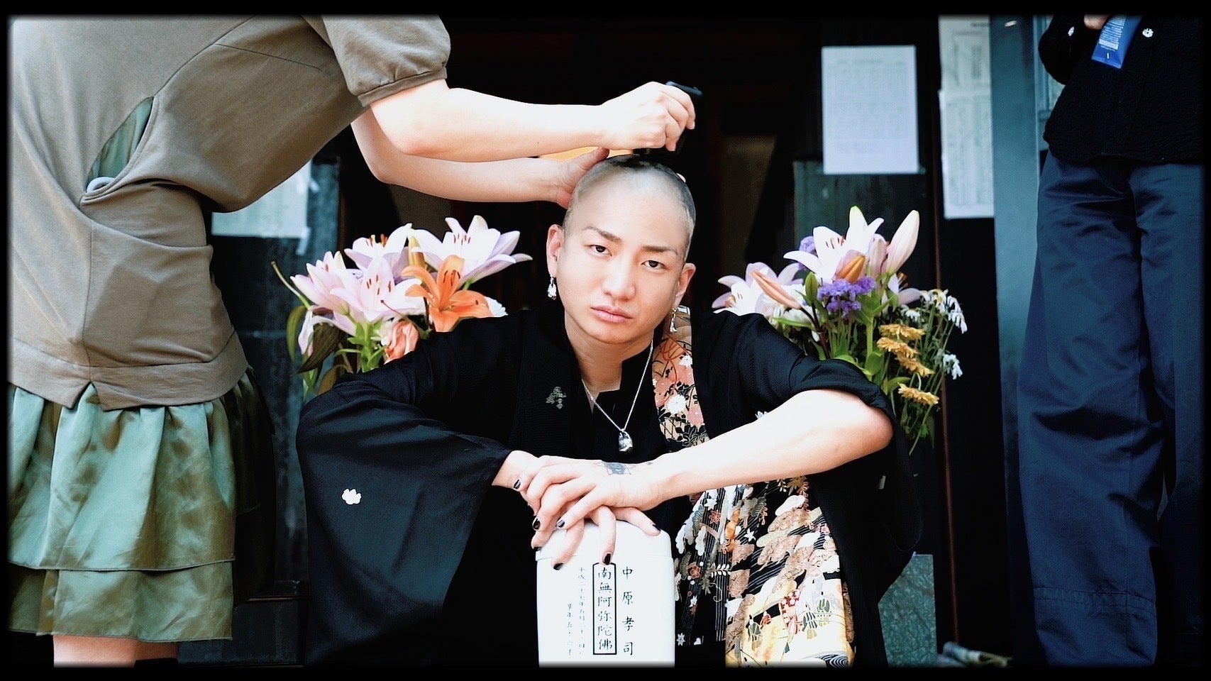 坊主にされるDJ社長（提供写真）