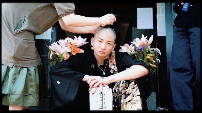 坊主にされるDJ社長(提供写真)