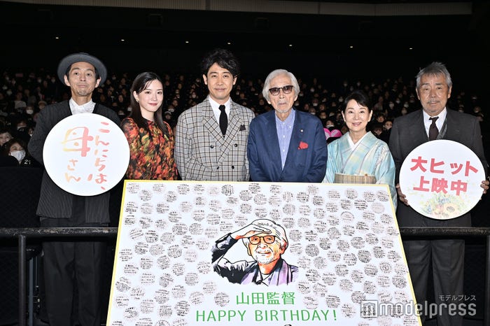 (左から)宮藤官九郎、永野芽郁、大泉洋、山田洋次監督、吉永小百合、寺尾聰