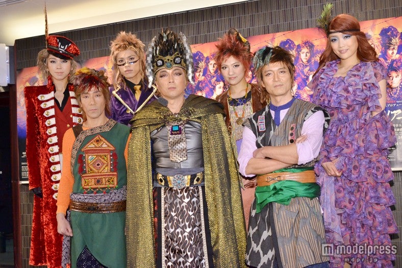 舞台「クザリアーナの翼」に出演する（前列左から）岸谷五朗、中村雅俊、寺脇康文、（後列左から）湖月わたる、山本裕典、宮澤佐江、佐藤江梨子