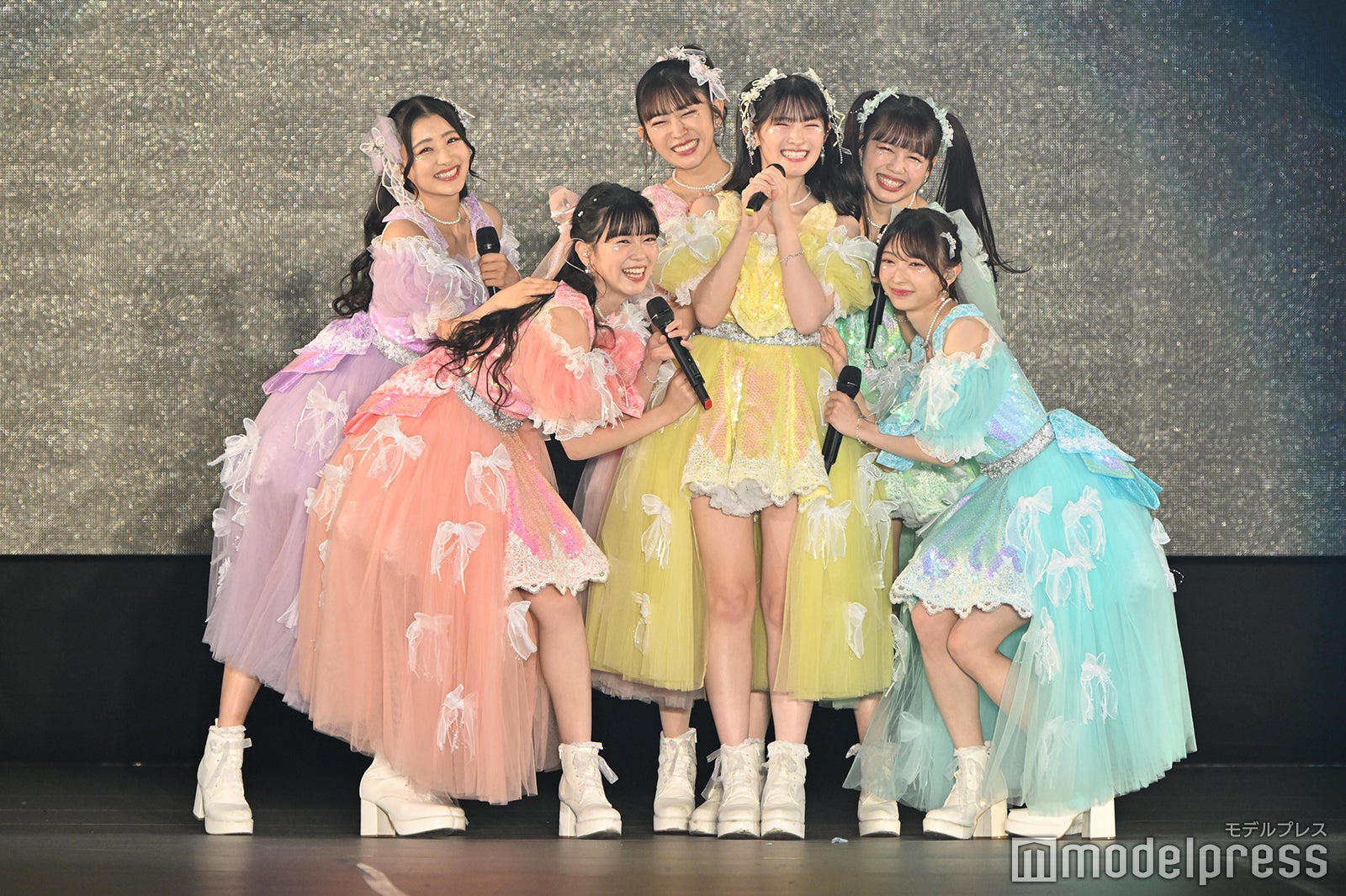 超ときめき宣伝部・坂井仁香、ミニ丈×ロングブーツで美脚輝く
