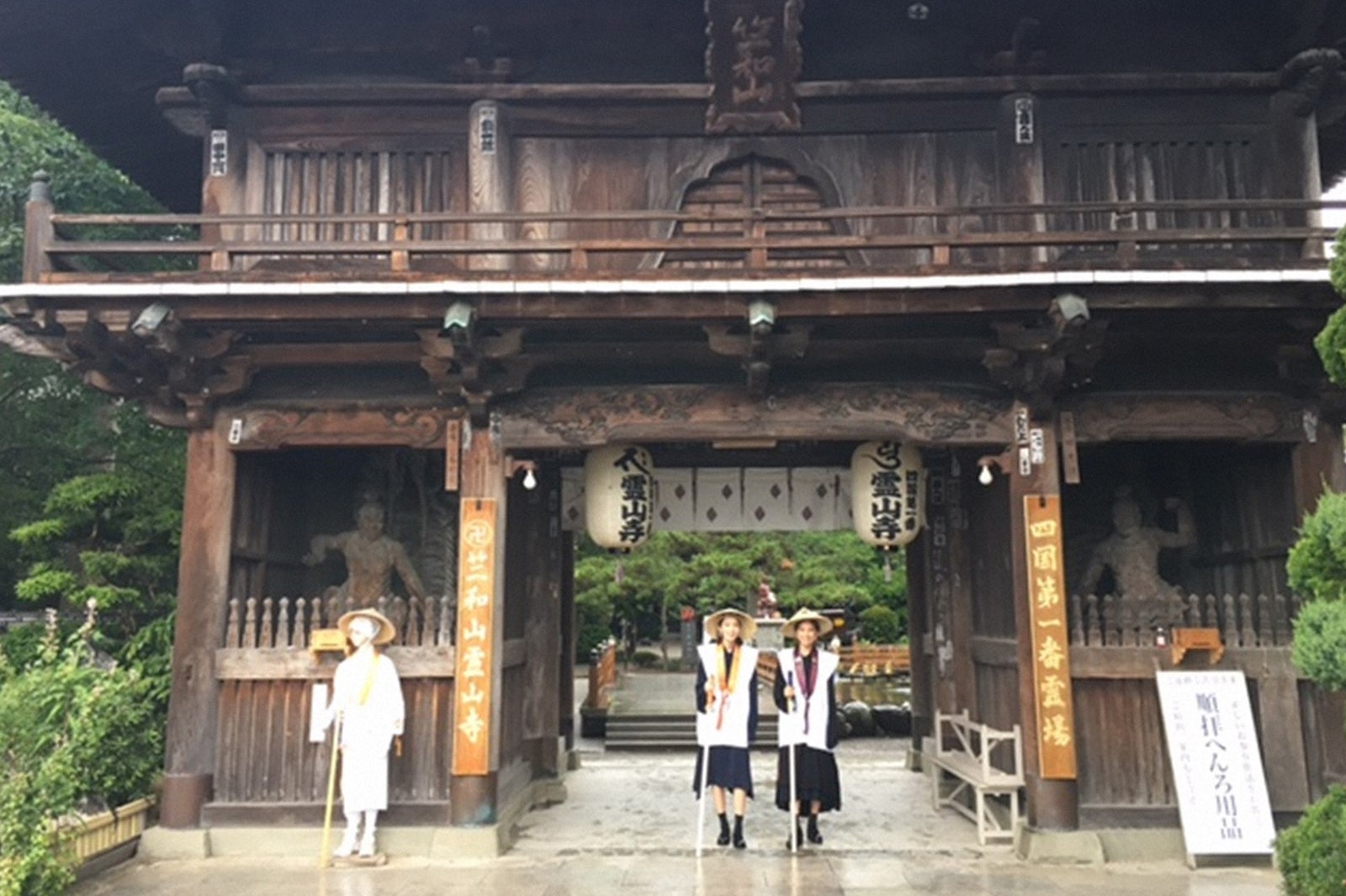 （左から）飯豊まりえ、ラブリ（C）TBS